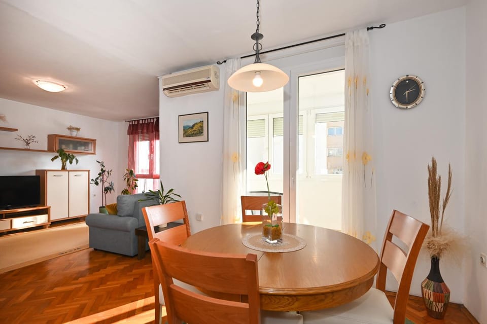 Communal lounge/ TV room, Seating area, Dining area