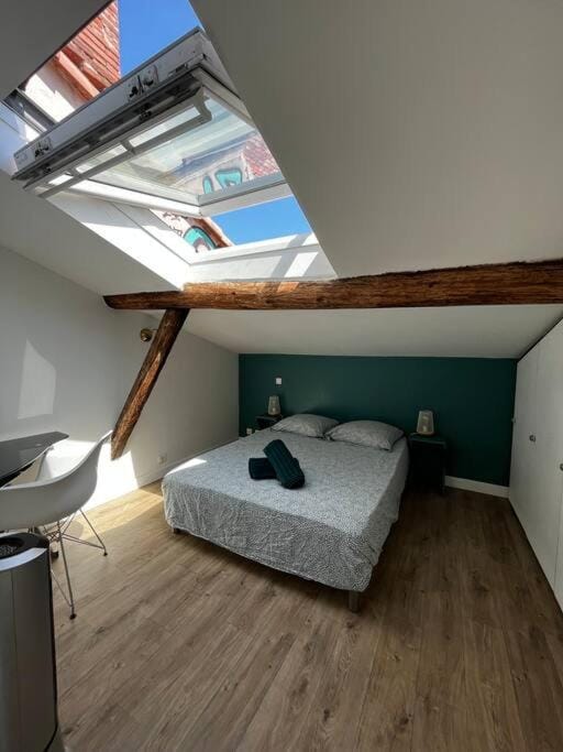 Photo of the whole room, Seating area, Bedroom, towels