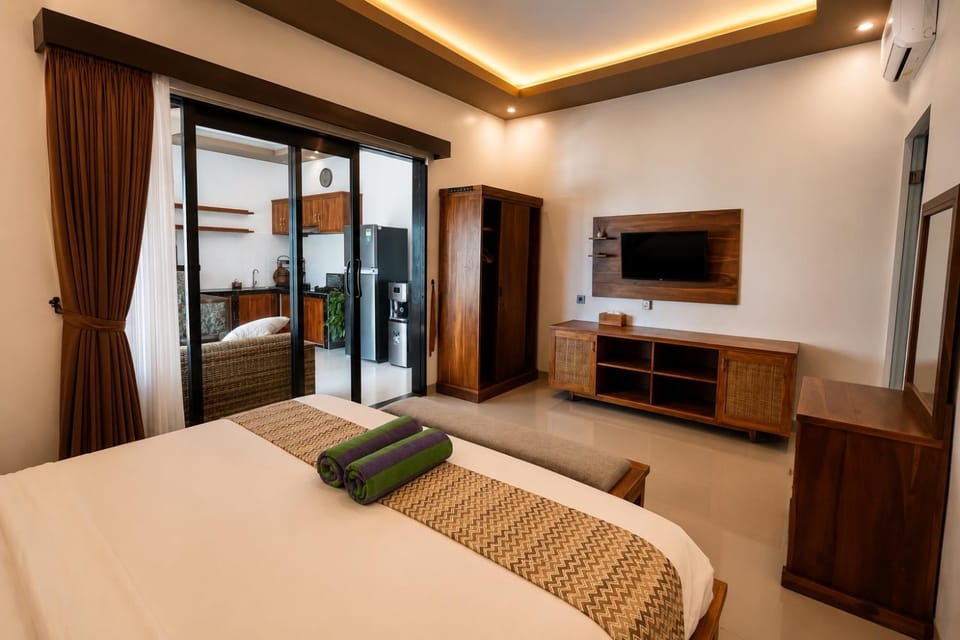 TV and multimedia, Photo of the whole room, Seating area, Bedroom, wardrobe