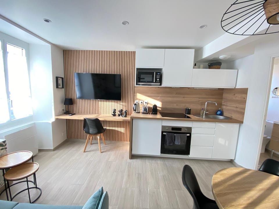 Kitchen or kitchenette, Living room, Seating area, Dining area