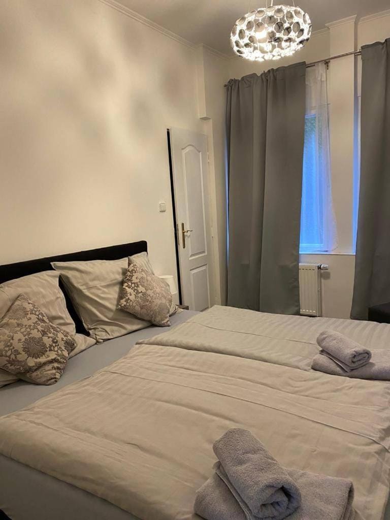 Bed, Bedroom, towels