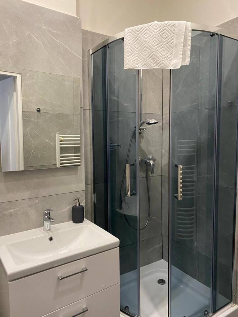 Shower, Bathroom, towels