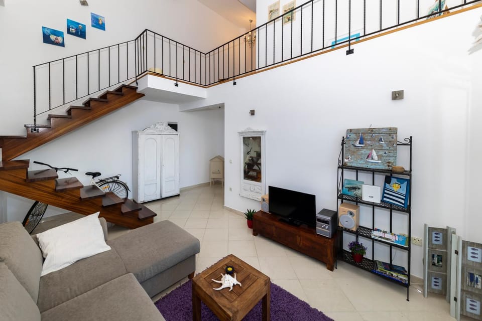 Communal lounge/ TV room, TV and multimedia, Seating area