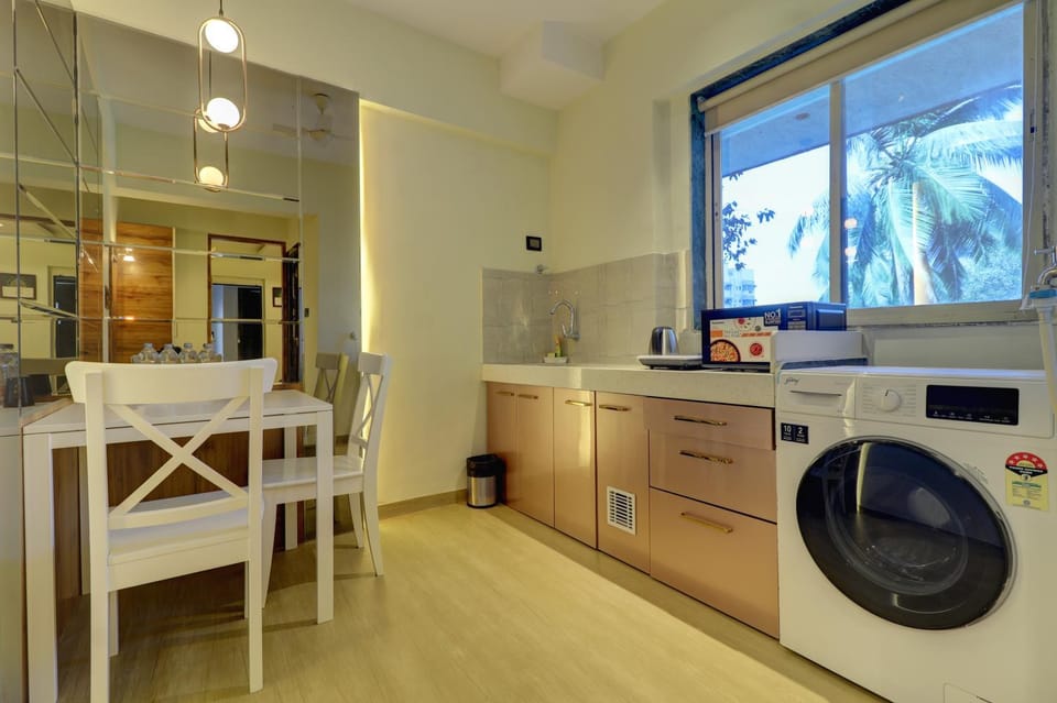 Kitchen or kitchenette, minibar, stove, washing machine