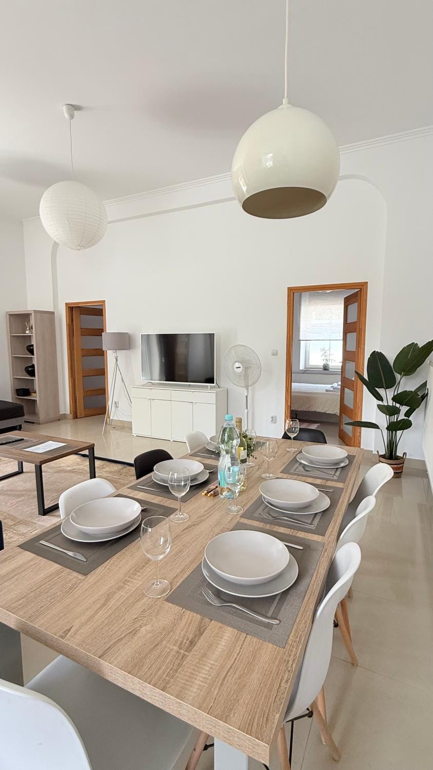 TV and multimedia, Kitchen or kitchenette, Living room, Seating area, Dining area