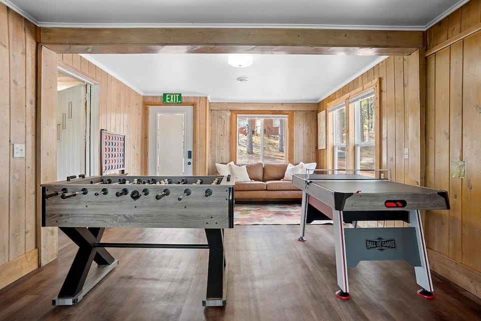 Game Room, Seating area