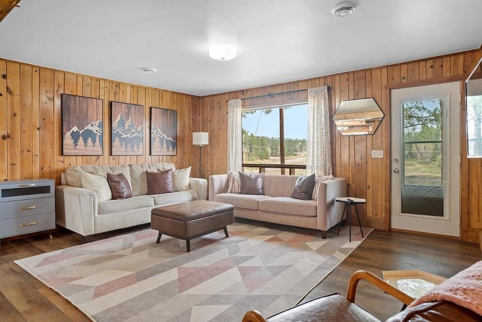 TV and multimedia, Living room, Seating area, air conditioner