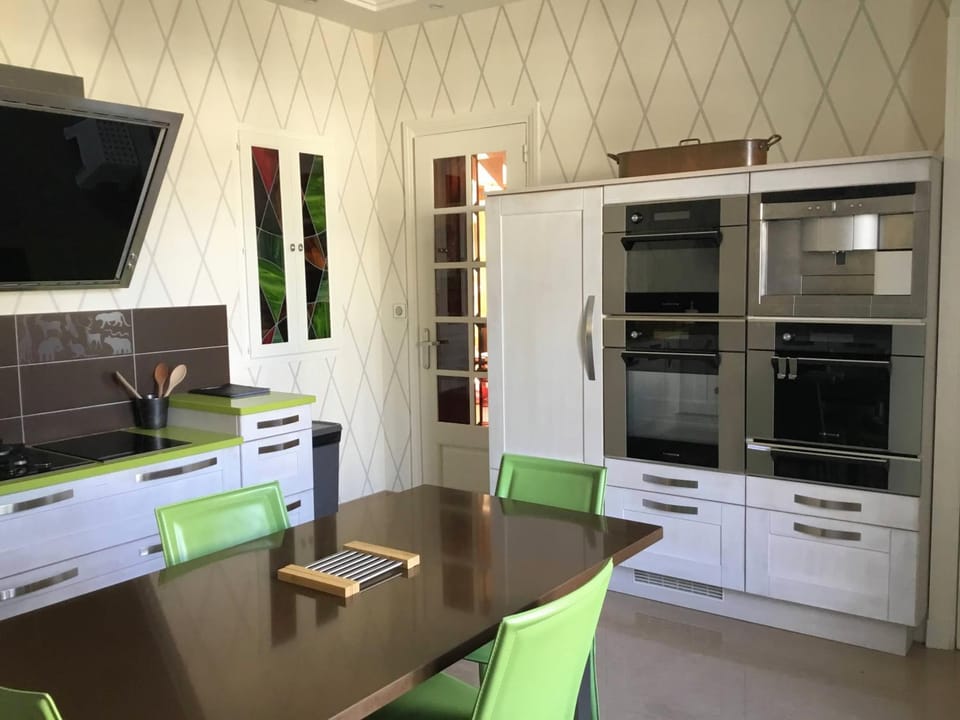 TV and multimedia, Coffee/tea facilities, Kitchen or kitchenette, Dining area, microwave, oven