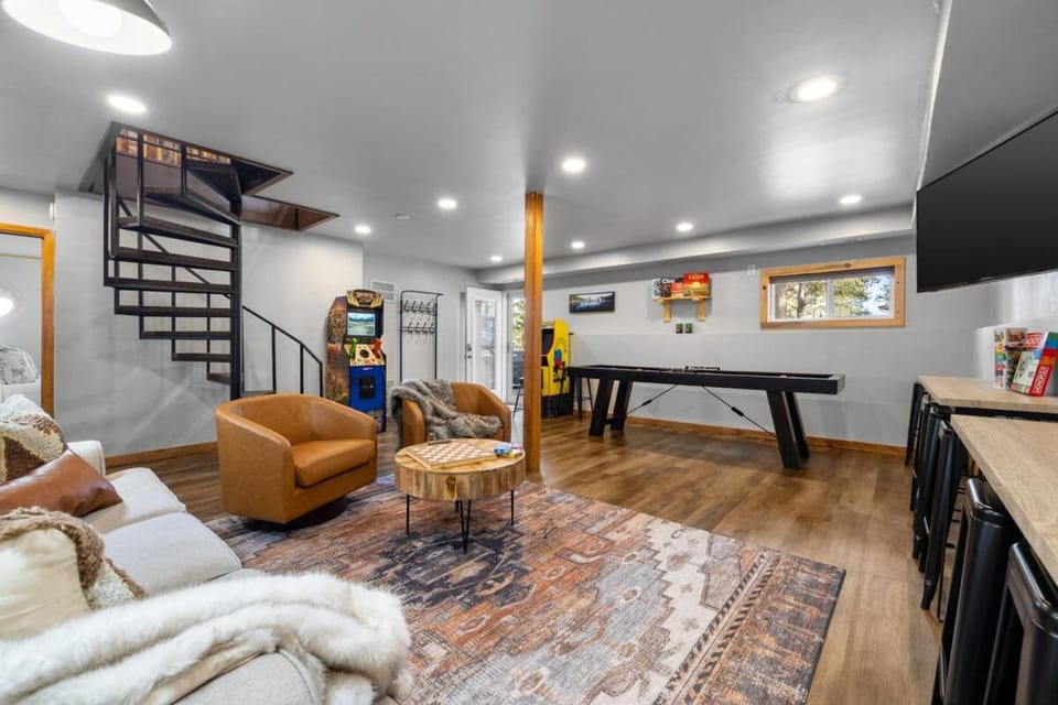 Game Room, Living room