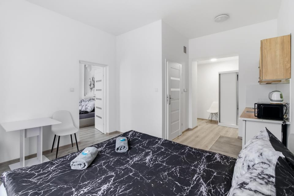 Coffee/tea facilities, View (from property/room), Kitchen or kitchenette, Photo of the whole room, Bedroom, On site, Food, Breakfast, locker, microwave, oven, stove, towels, wardrobe