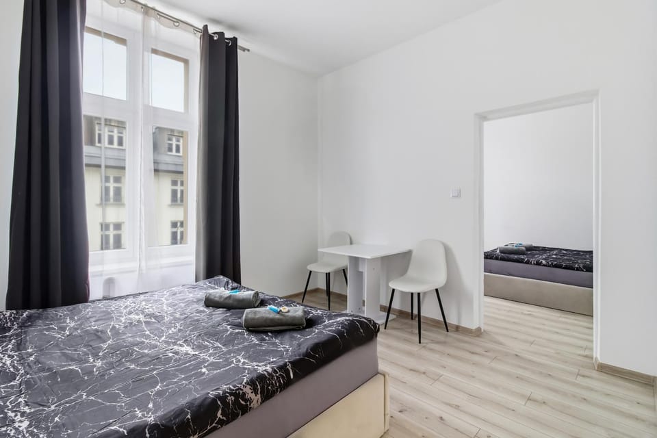 Bed, Coffee/tea facilities, View (from property/room), Living room, Photo of the whole room, Seating area, Bedroom, Food, heating, storage, towels