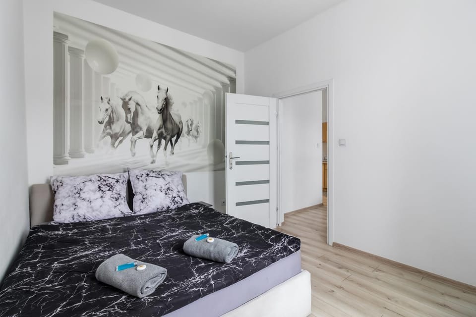 Bed, Coffee/tea facilities, View (from property/room), Photo of the whole room, Decorative detail, Bedroom, Food, Entertainment, storage, towels, wardrobe