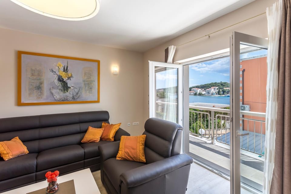 View (from property/room), Balcony/Terrace, Living room, Seating area