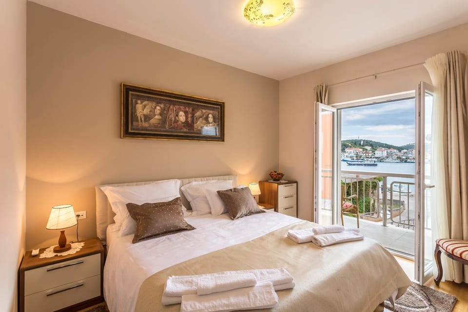 Bed, Natural landscape, View (from property/room), Balcony/Terrace, Photo of the whole room, Bedroom, towels
