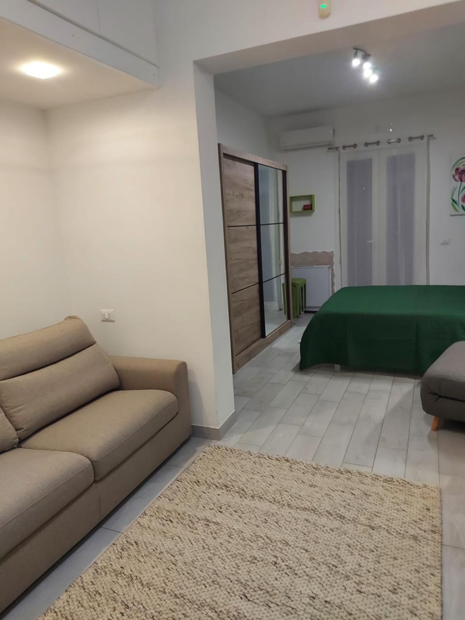 Bed, Living room, Photo of the whole room, Seating area