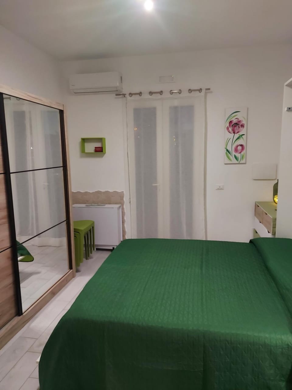 Bed, Photo of the whole room, air conditioner