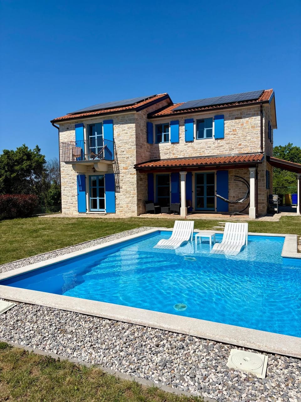 Property building, Day, Pool view, Swimming pool, sunbed