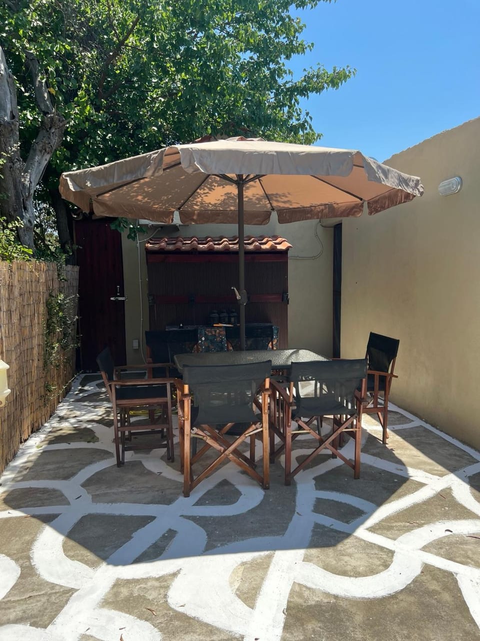 Property building, Balcony/Terrace, Dining area, Street view