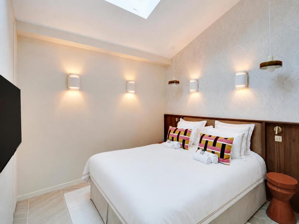 Bed, TV and multimedia, Photo of the whole room, Bedroom