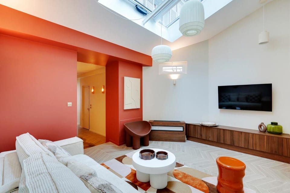 Bed, TV and multimedia, Living room, Seating area