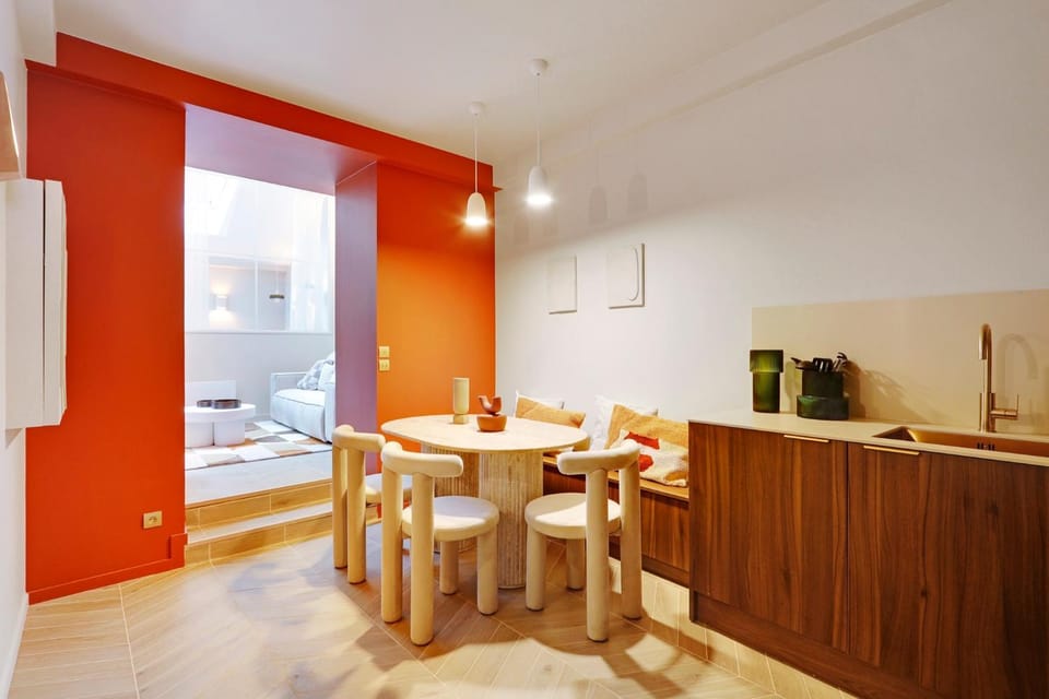 Coffee/tea facilities, Kitchen or kitchenette, Seating area, Dining area