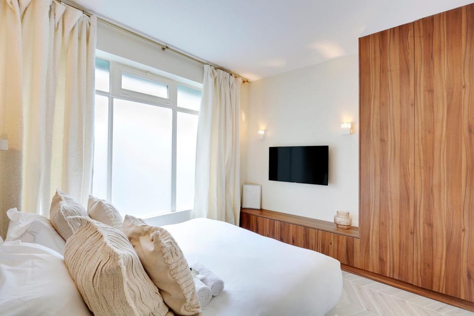 Bed, TV and multimedia, Photo of the whole room, Bedroom, wardrobe