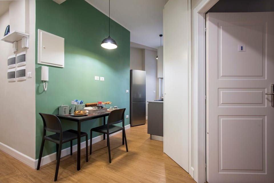 Kitchen or kitchenette, Dining area