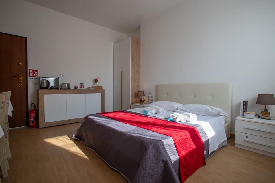 Bed, Kitchen or kitchenette, Photo of the whole room, Bedroom, wardrobe