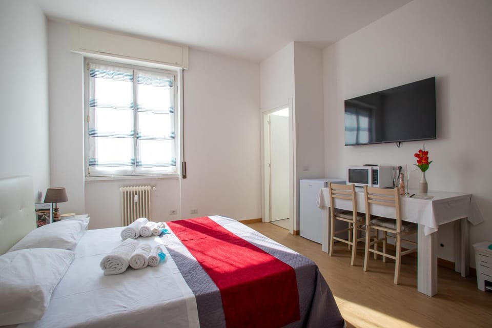 TV and multimedia, Kitchen or kitchenette, Photo of the whole room, Dining area, Bedroom, towels