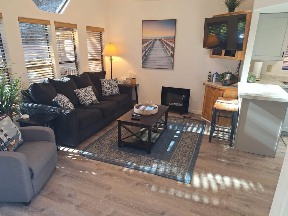Ocean Cabin 19 with Jacuzzi Pet Friendly Cabin in California
