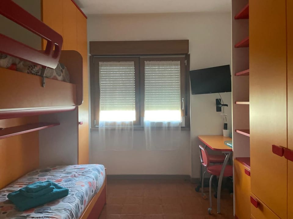 TV and multimedia, Photo of the whole room, Bedroom, bunk bed, towels, wardrobe