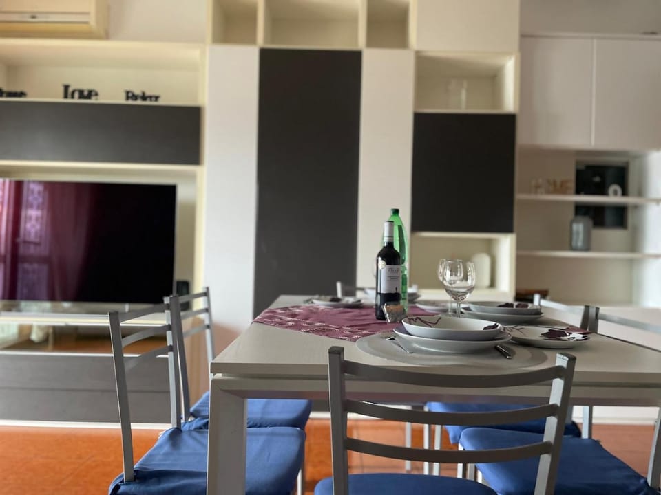 Living room, Seating area, Dining area, air conditioner