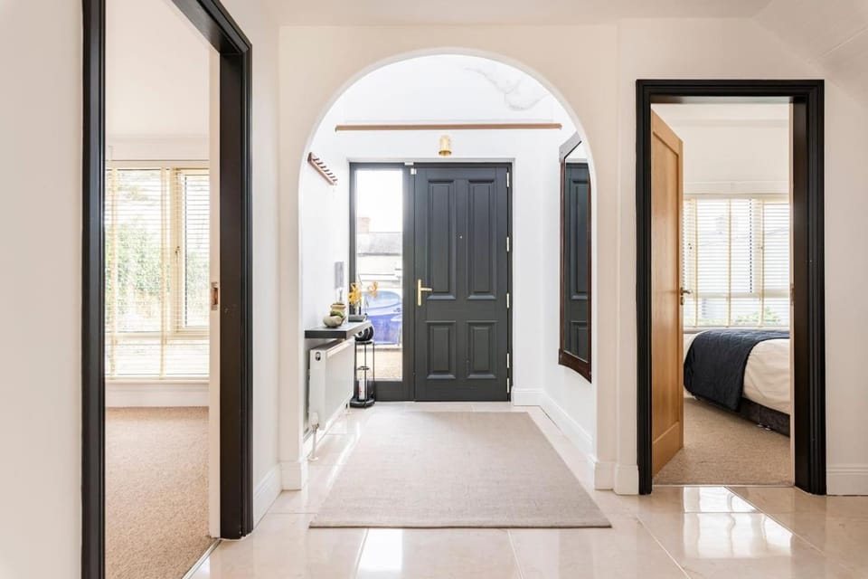 Double bedroom with private toilet and shower, easy to city center Vacation rental in Dublin