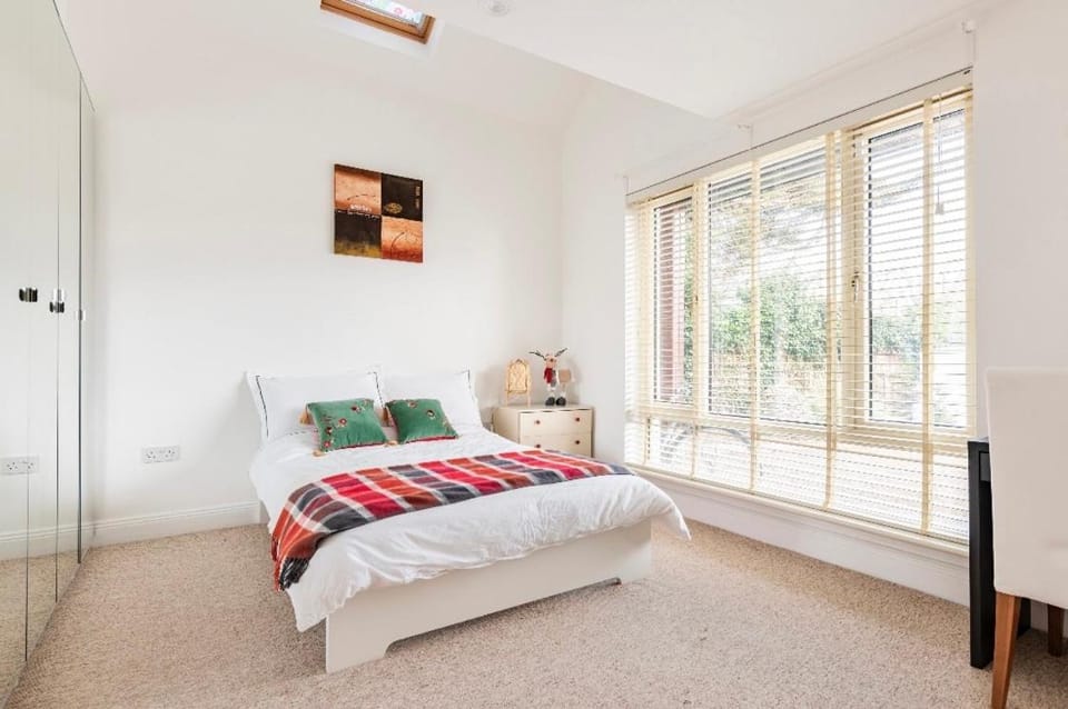 Double bedroom with private toilet and shower, easy to city center Vacation rental in Dublin