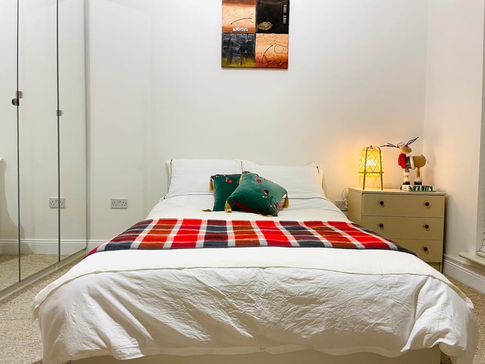 Double bedroom with private toilet and shower, easy to city center Vacation rental in Dublin