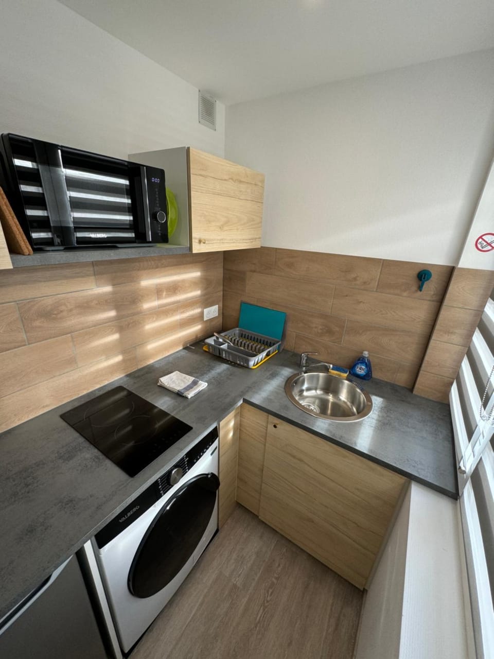 Kitchen or kitchenette, Dining area, minibar, stove