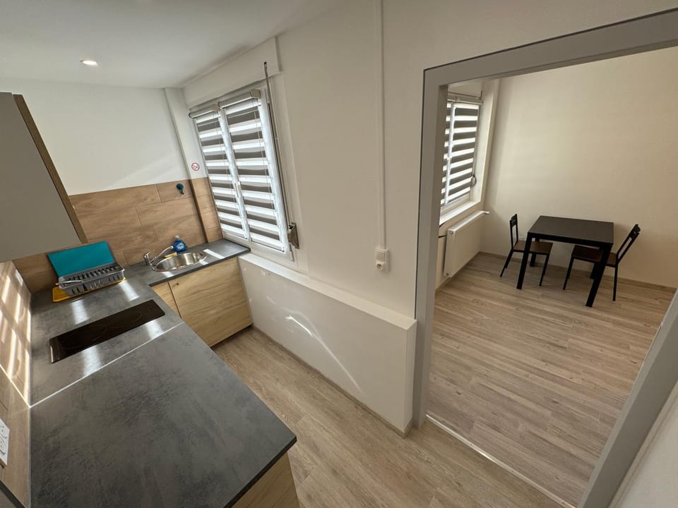 Kitchen or kitchenette, Living room, Seating area, Dining area