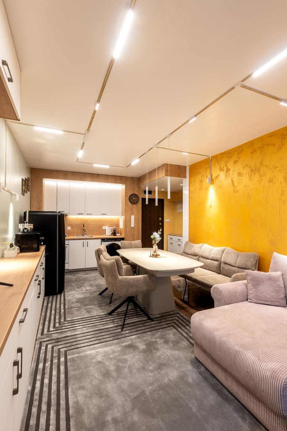 Kitchen or kitchenette, Living room, Seating area, Dining area, oven