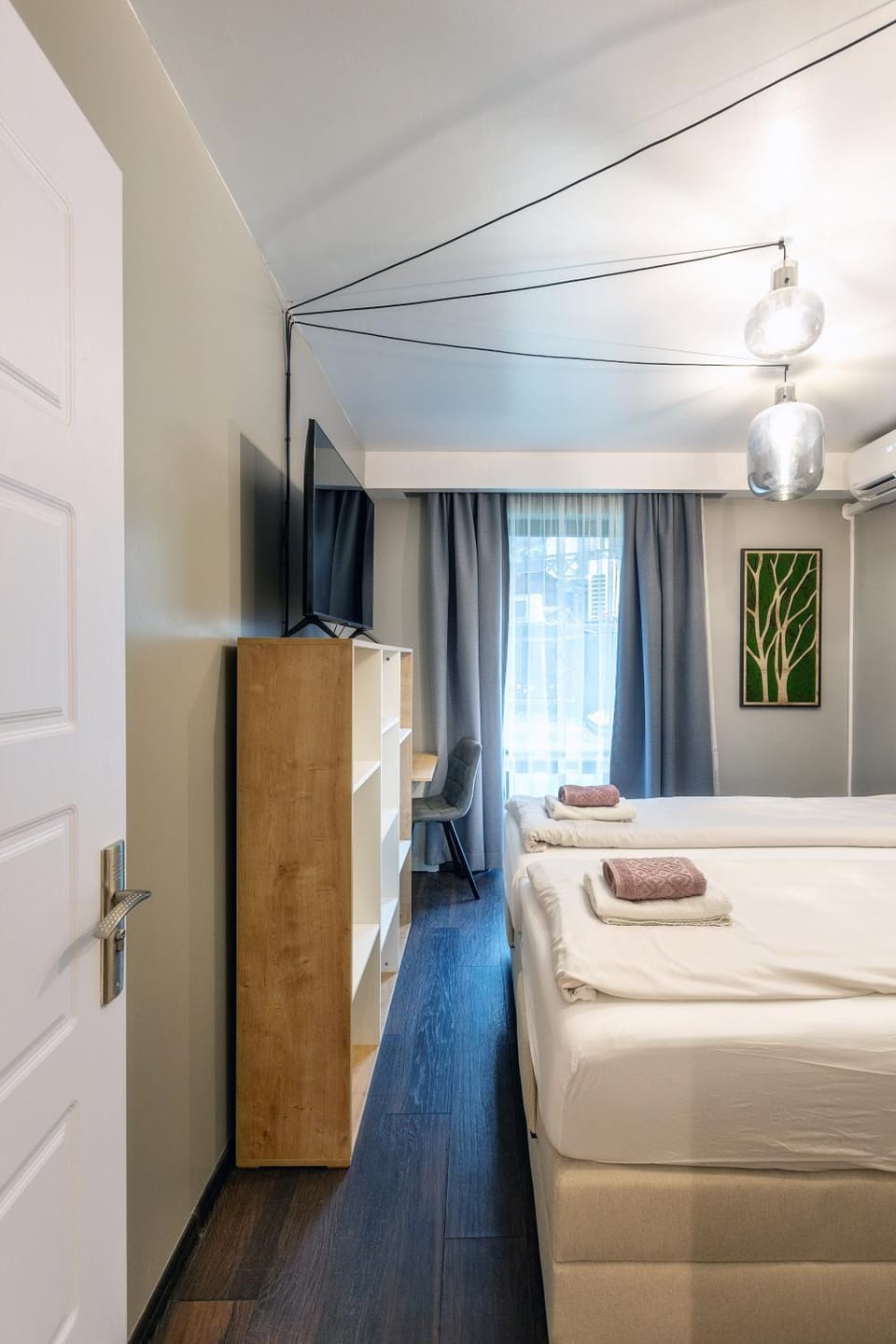 Bed, TV and multimedia, Photo of the whole room, Bedroom, towels, wardrobe, air conditioner