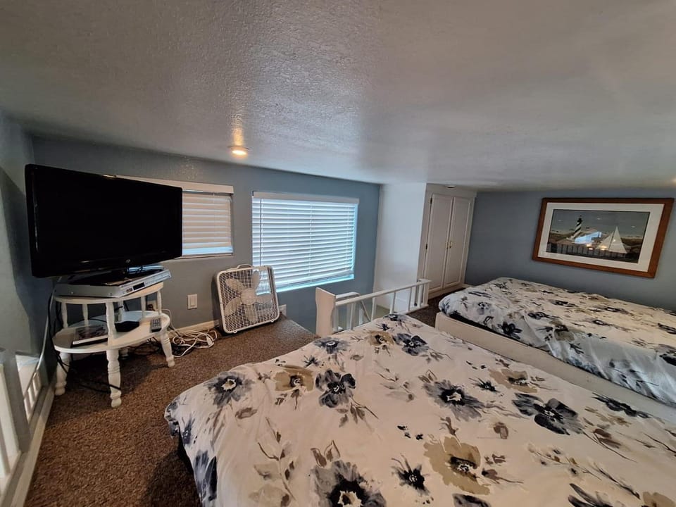 Ocean Cabin 23 Honeymoon Suite Pet Friendly Cabin in California