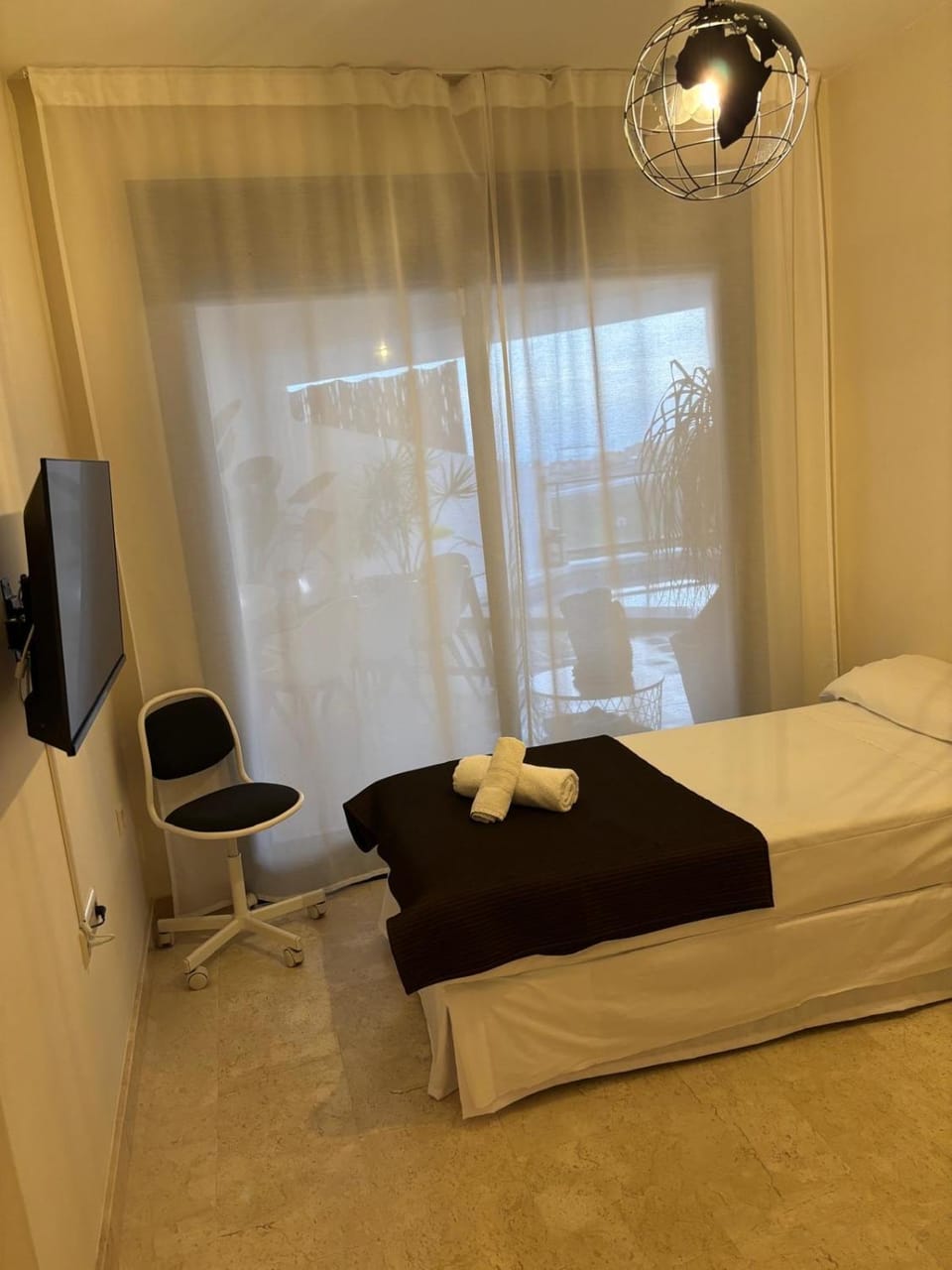 Bed, TV and multimedia, Photo of the whole room, Bedroom, towels