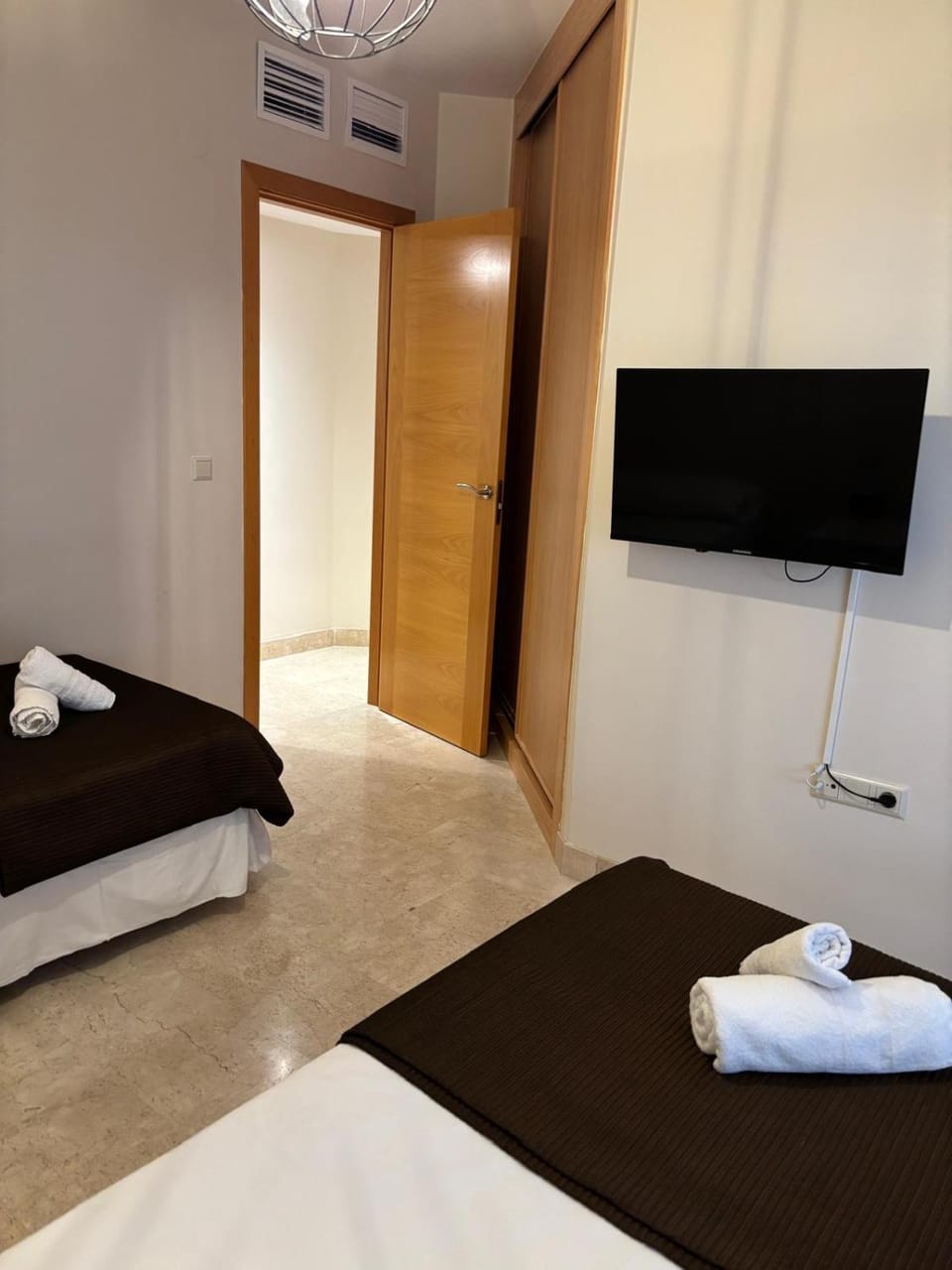Bed, TV and multimedia, Photo of the whole room, Bedroom, towels, wardrobe, air conditioner