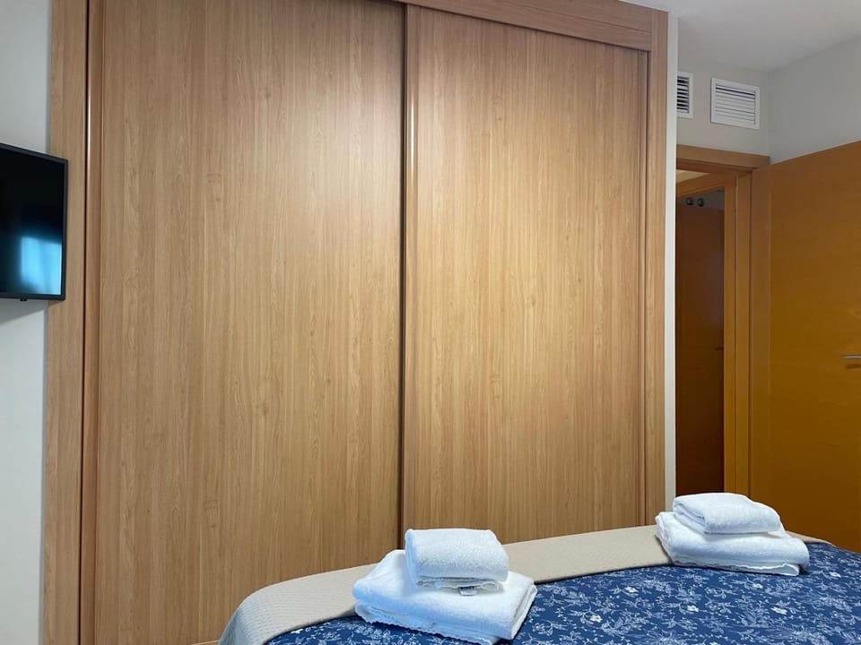 Bed, TV and multimedia, Photo of the whole room, Bedroom, towels, wardrobe