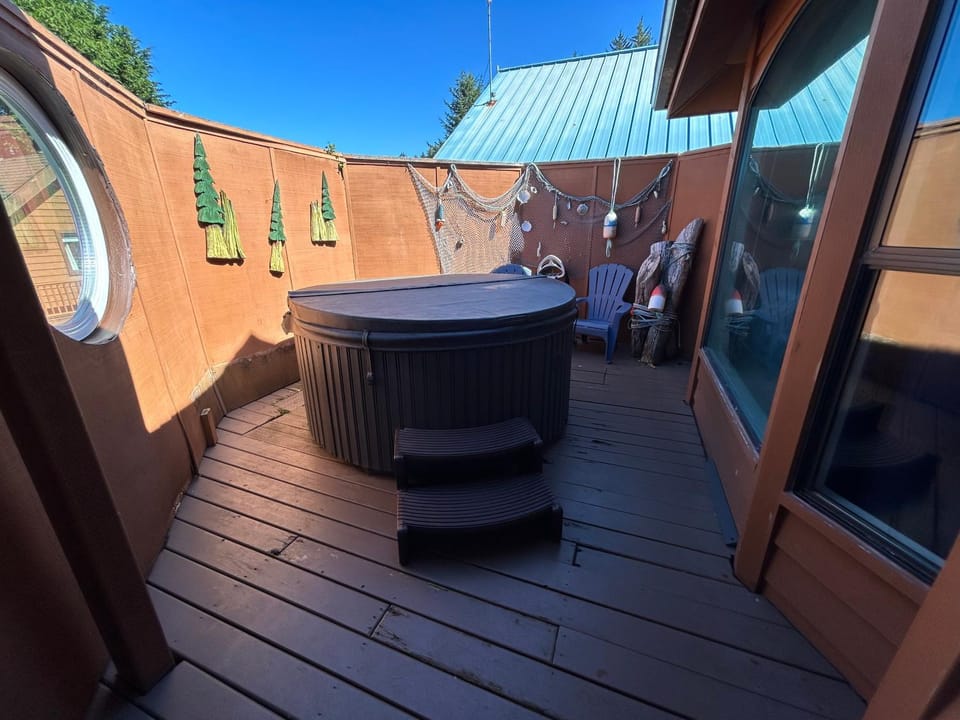 Ocean Cabin 28 w Private Jacuzzi Pet Friendly Cabin in California