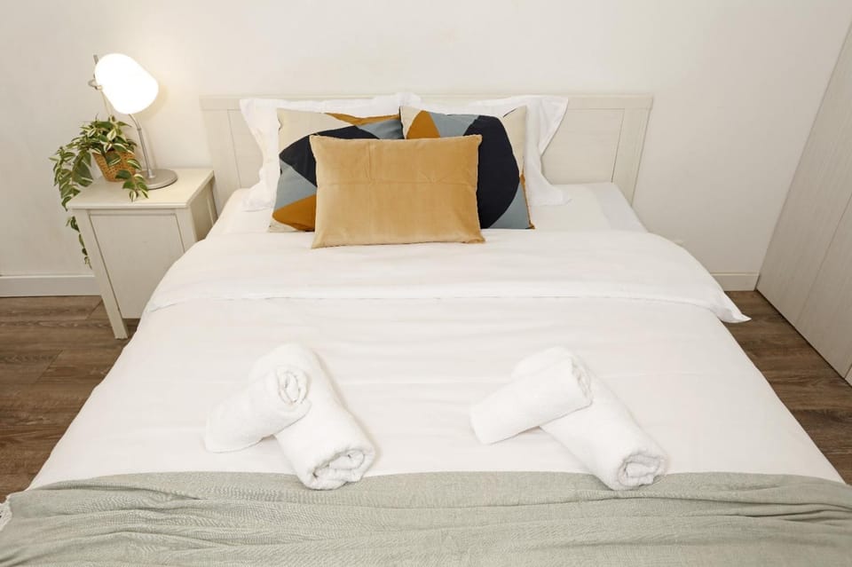 Bed, Bedroom, towels