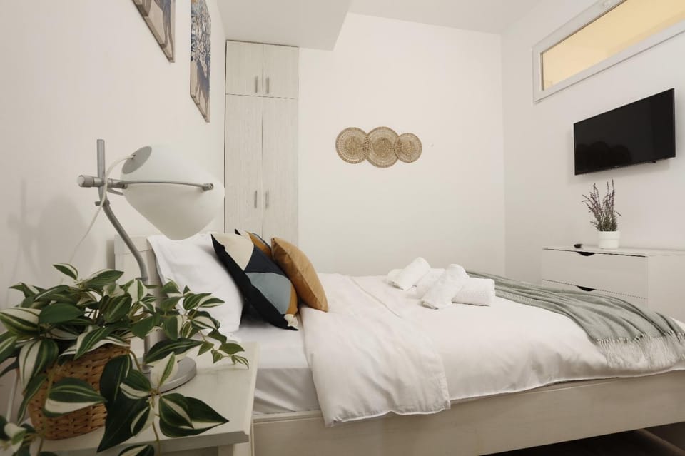 Bed, TV and multimedia, Photo of the whole room, Bedroom, towels