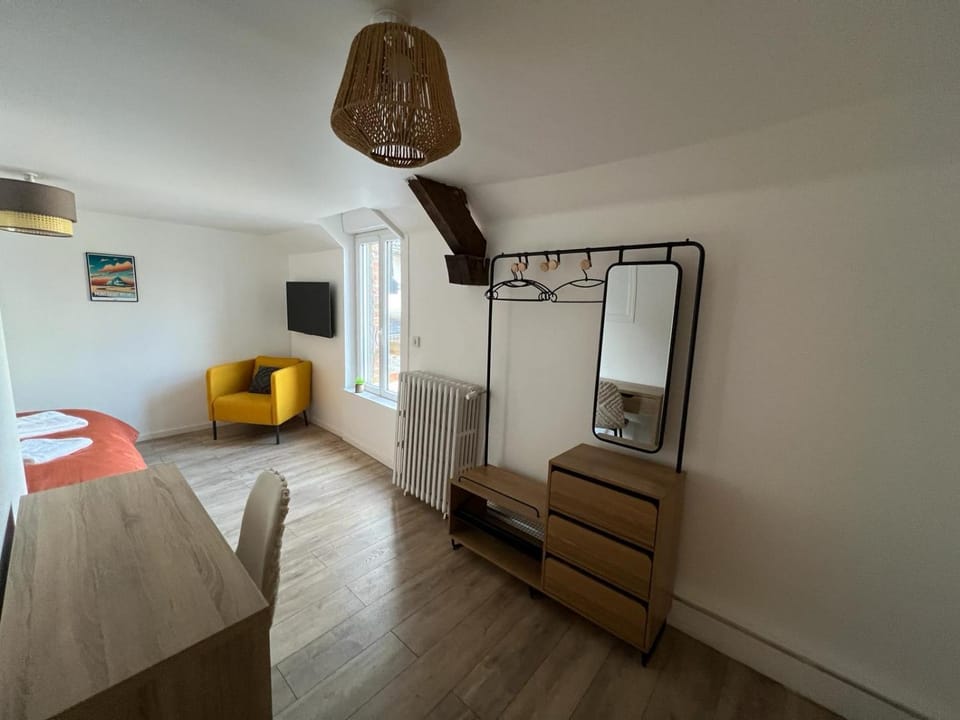 Bed, Photo of the whole room, Seating area, Bedroom