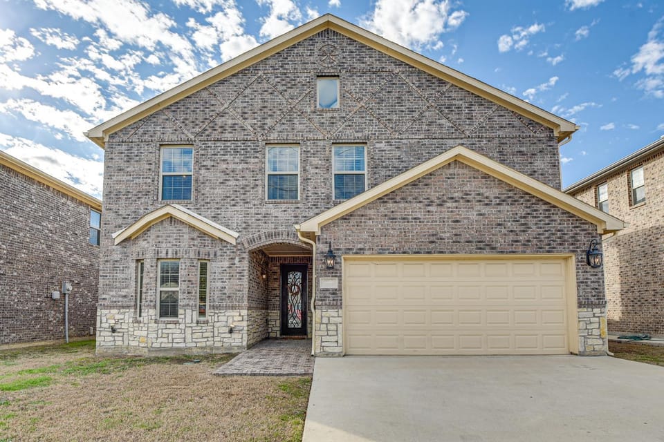 10 Mi to Soccer Stadium! Family Home Near Dallas House in Grand Prairie