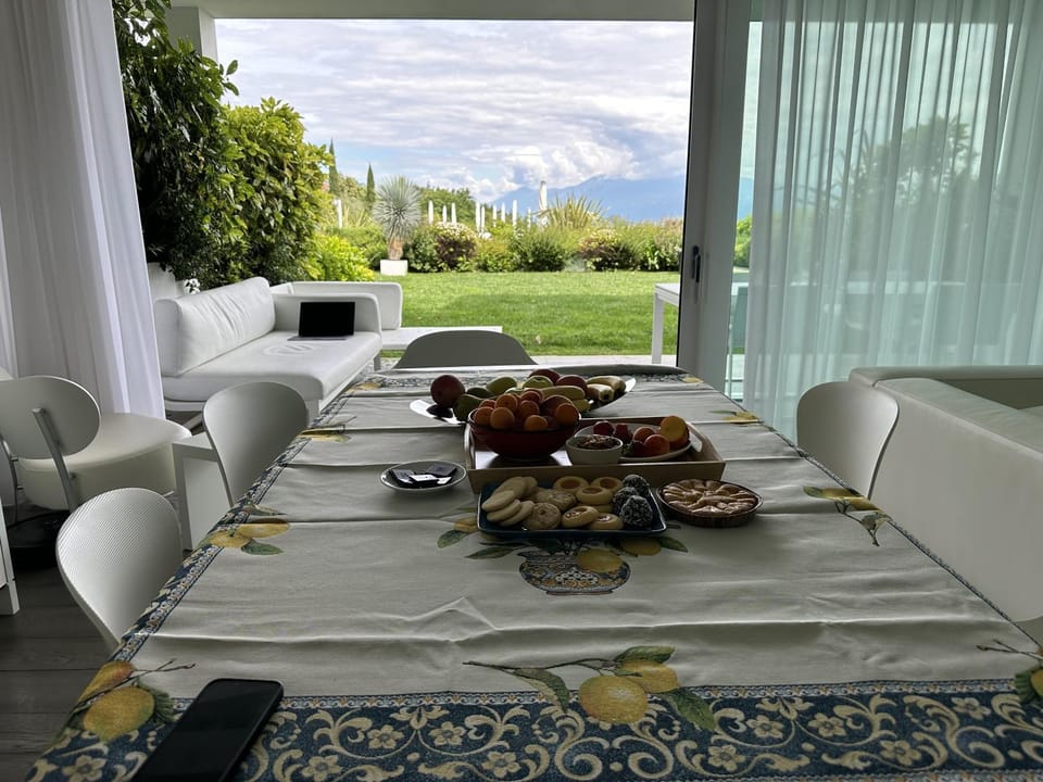Day, Natural landscape, Garden, Living room, Seating area, Dining area, Food, Garden view, Mountain view, Drinks