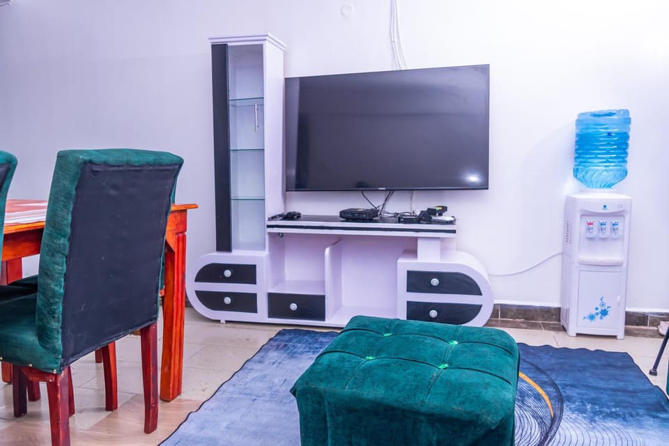 Communal lounge/ TV room, TV and multimedia, Living room, Seating area, Evening entertainment